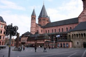 Mainzer Dom mit Markt