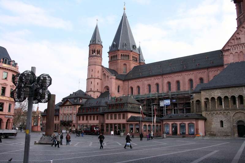 Mainzer Dom mit Markt