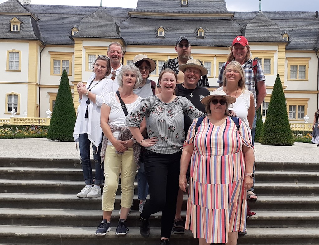 Einige der Ausflugsteilnehmer vor dem Schloss Veitshöchheim