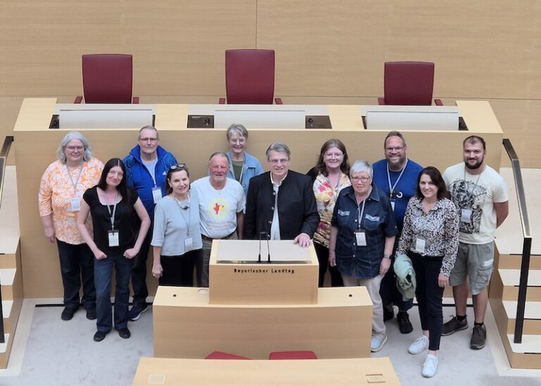 Landtagsfahrt des Selbsthilfevereins - Gruppenfoto Rednerpult