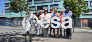 ESA Ausflug - Gruppenfoto am ESA-Logo