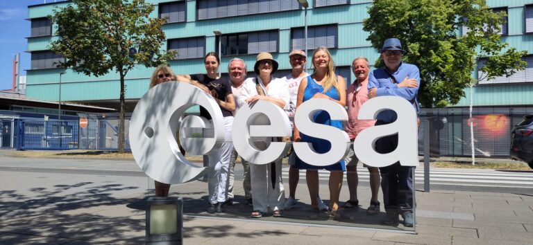 ESA Ausflug - Gruppenfoto am ESA-Logo