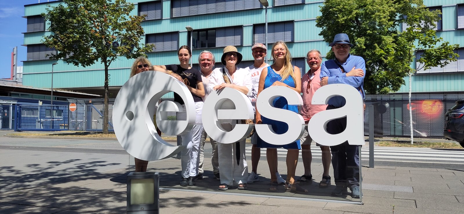ESA Ausflug - Gruppenfoto am ESA-Logo